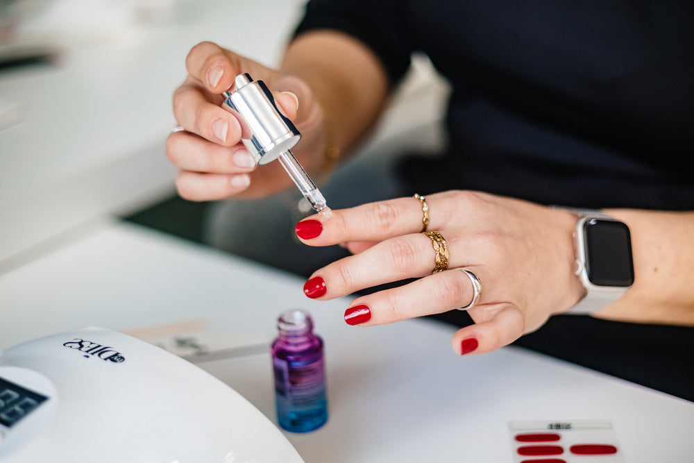 Nagelriemolie aanbrengen om gel stickers te verwijderen