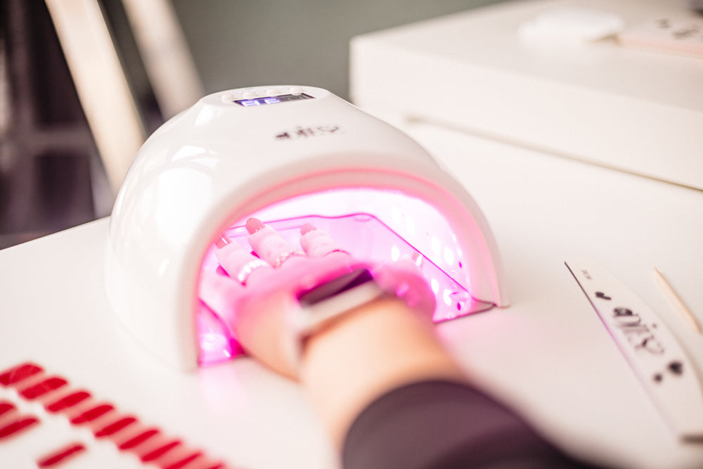 Gel stickers uitharden onder een UV LED lamp